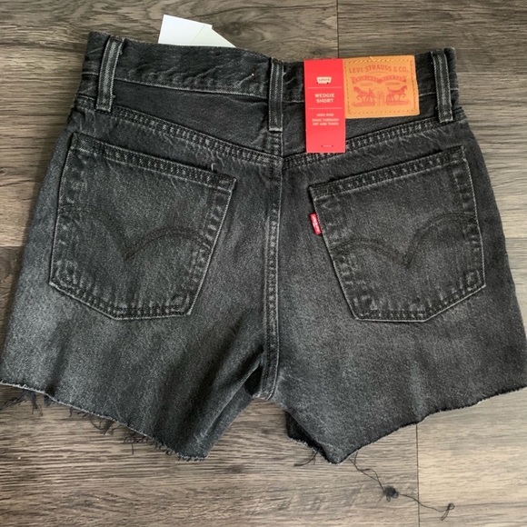 NWT Levi’s x Free People Wedgie Shorts with Studs - Picture 3 of 6
